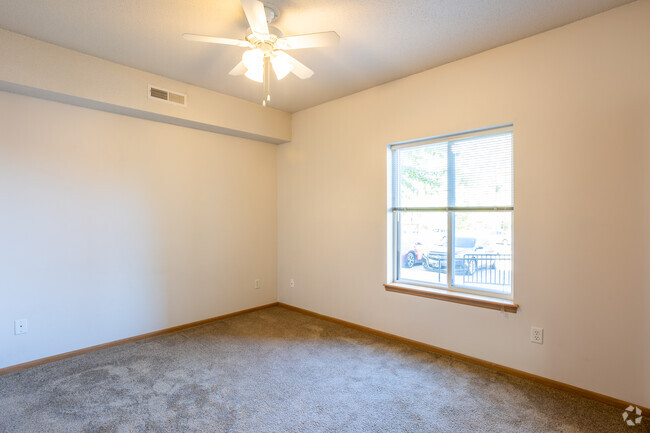 Primer dormitorio 2BR, 1BA - 920SF en la planta baja - 916 Harlocke Street