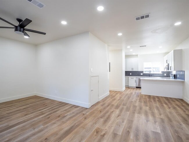 Foto del edificio - 201 Mockingbird Ln W