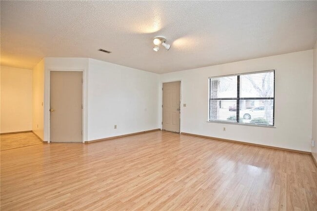 Building Photo - 5905 Sara St