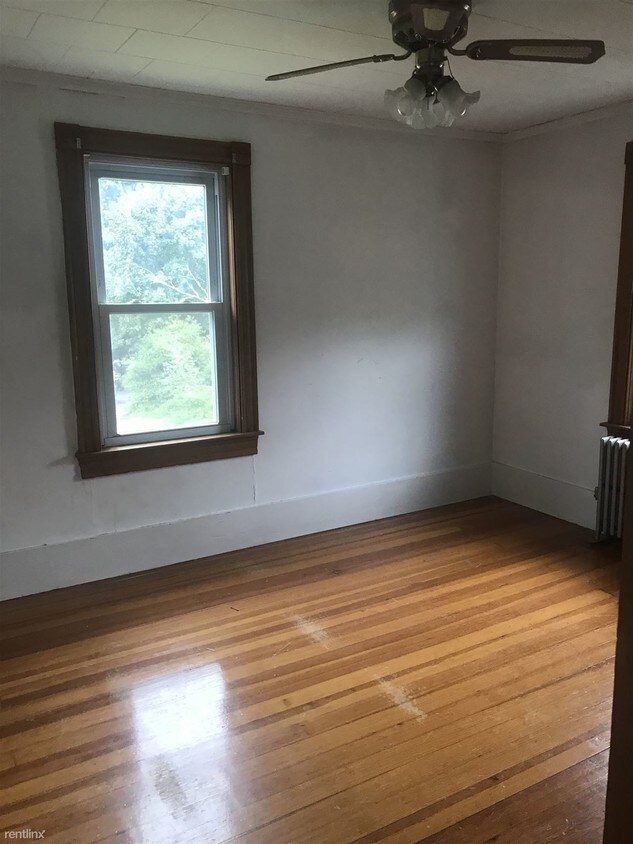 Building Photo - 3 br, 1 bath  - 14 Evergreen St