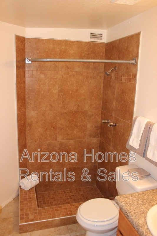 Foto del edificio - 8131 E Beverly St