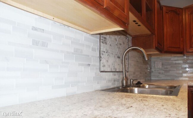 Building Photo - 3 br, 1.5 bath Townhome - 219 1st St