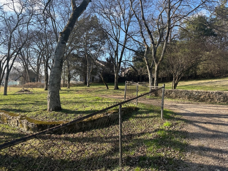 Building Photo - 318 Valley View Dr