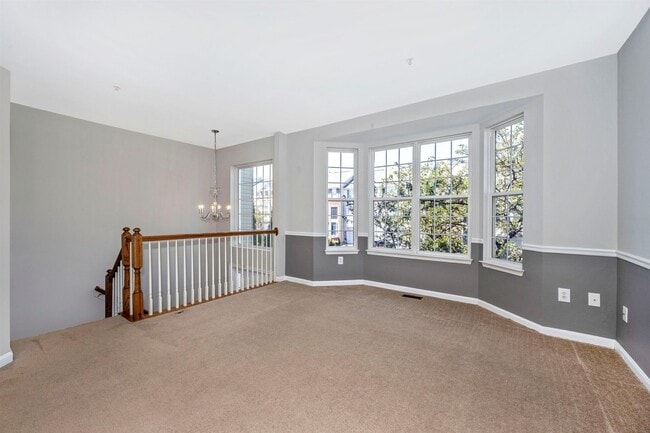 Building Photo - Fantastic End Unit Townhouse For Lease