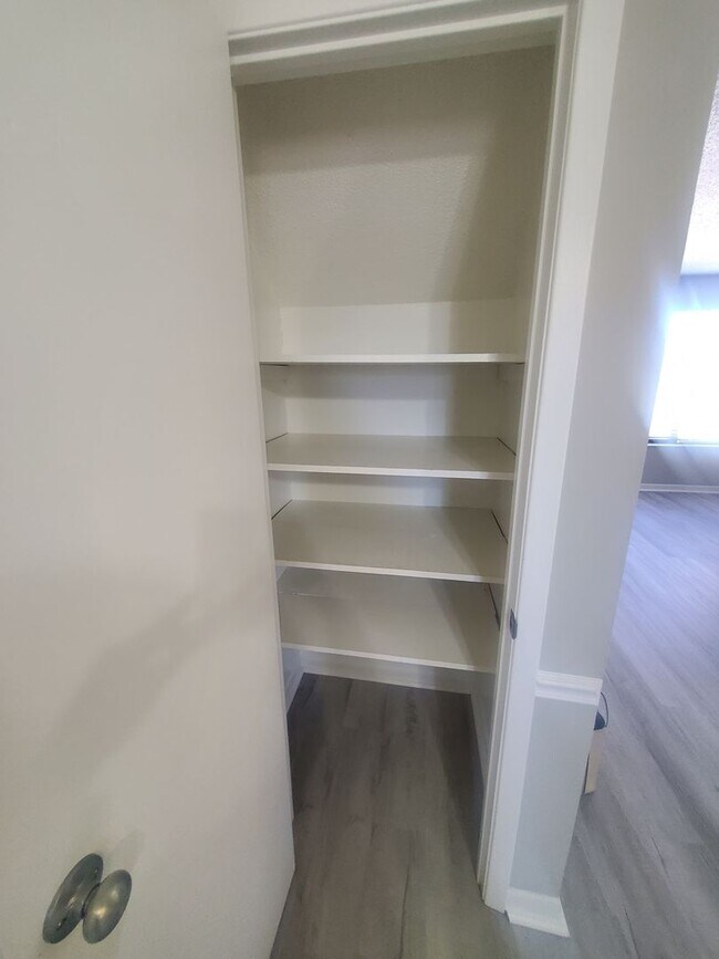 Foto del edificio - Beautifully Updated 2-Bedroom Townhome with Washer/Dryer Hookups!