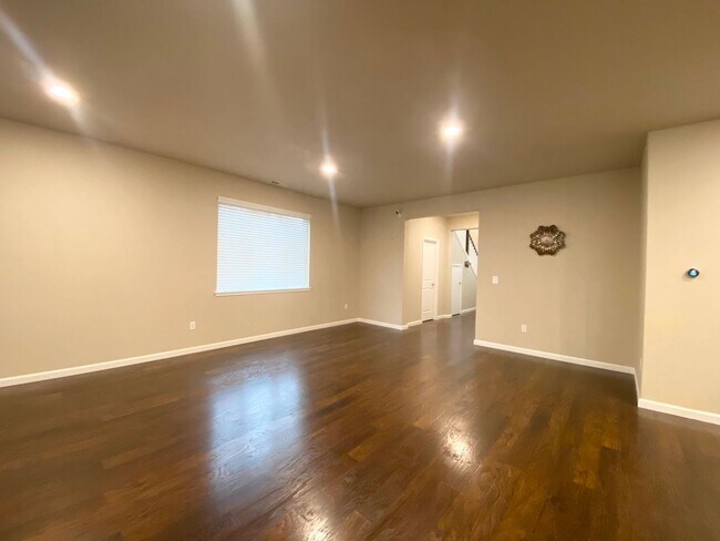 Building Photo - 3 bedroom, 2568 Sqft. home In Federal Way