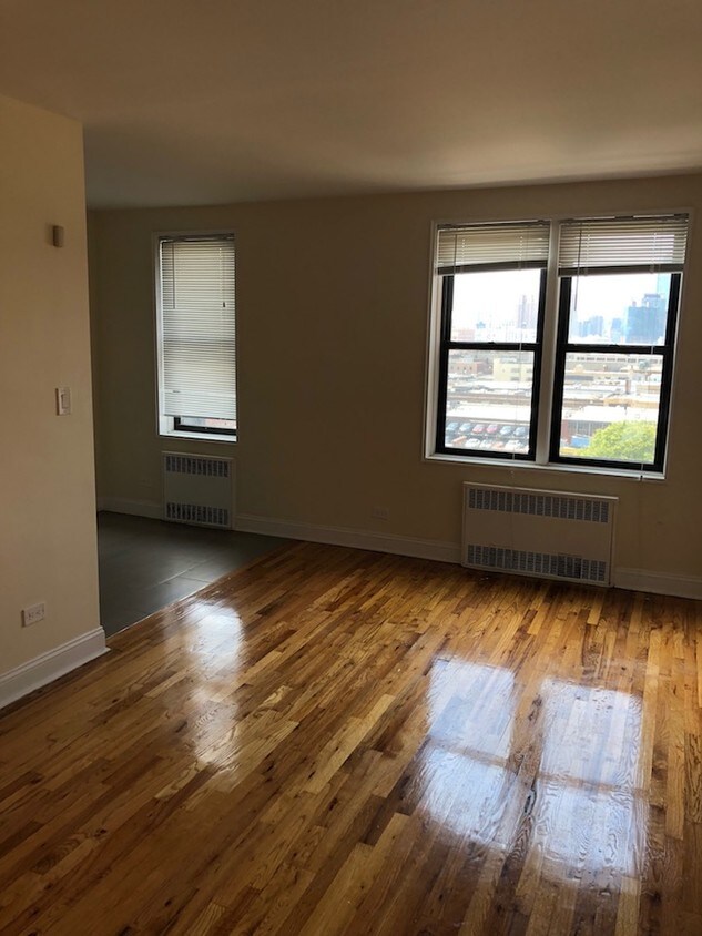 Foto principal - 43-07 39th Pl