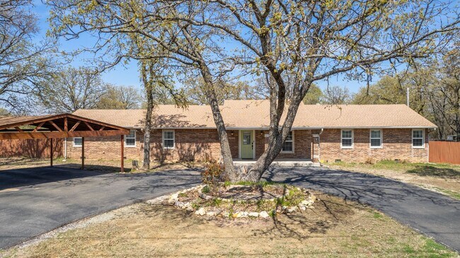Building Photo - 4 Bedroom home with Fenced Backyard