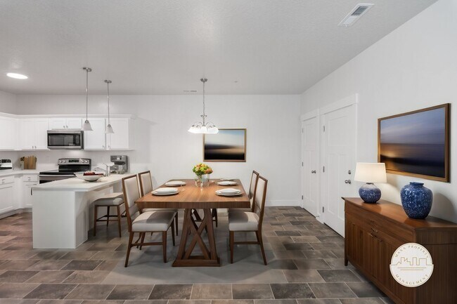Building Photo - Stunning Lakefront 3-Bed, 2-Bath Condo in ...