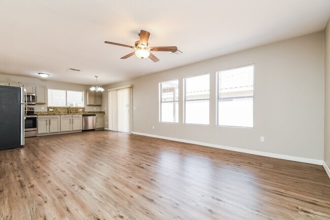 Building Photo - 650 E Woodsman Pl