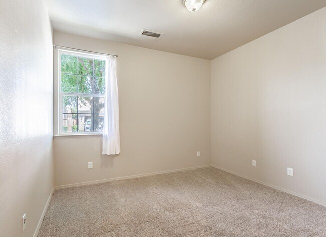 Building Photo - Updated European Grove Home in NW Fresno