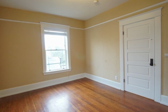 Building Photo - Gorgeous Humboldt Classic: Top Floor 1 Bedroom!