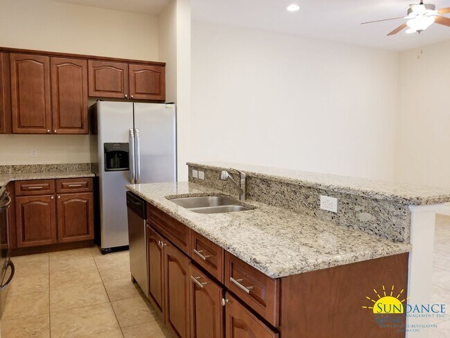 Building Photo - Spacious 3 Bedroom Townhouse in Palm Reserve