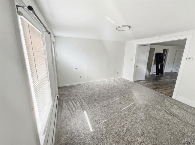 Foto del edificio - 24 W Main St