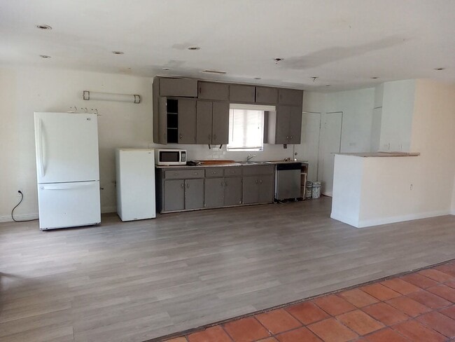 Photo - 1320 S Ash Ave Apartment