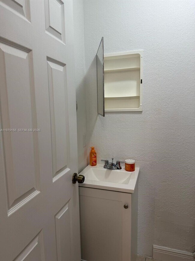 Foto del edificio - 2099 NW 26th Ave