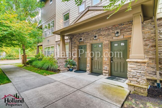 Building Photo - Excellent 2 Bed 2.5 Bath Townhouse in Hill...
