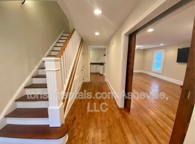 Building Photo - 240 S Beaumont St