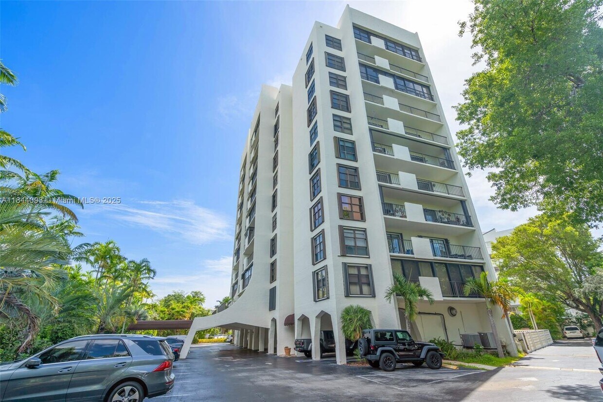 Primary Photo - 77 Crandon Blvd