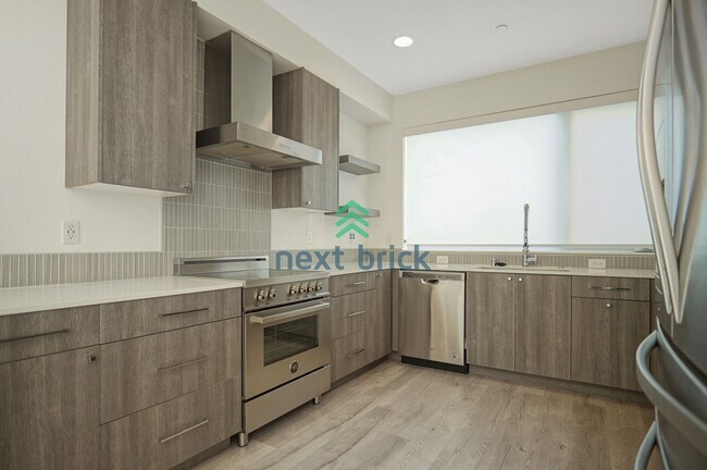 Foto del edificio - 3 BED & 3 BATH TOWNHOUSE FOR RENT