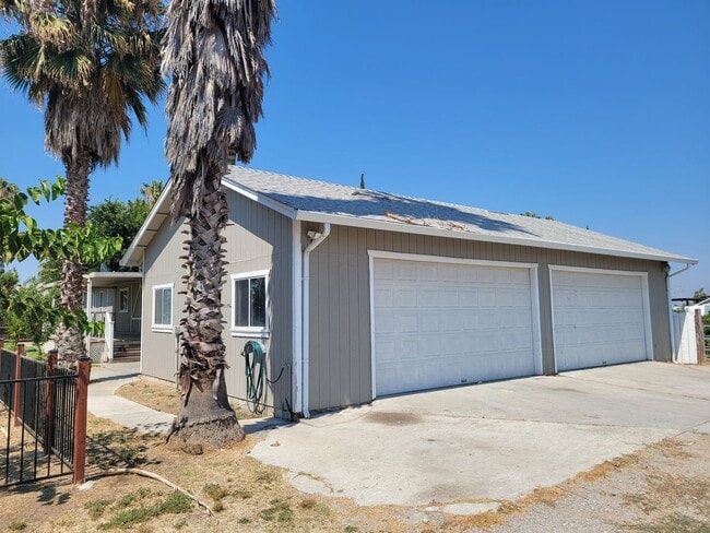 Building Photo - Cozy 2-Bedroom Home with Huge Garage in Kn...