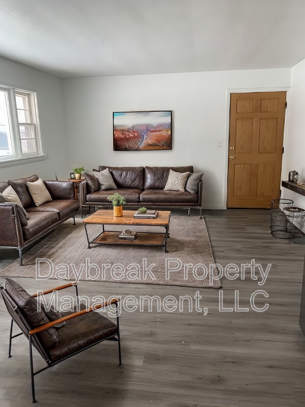 Primary Photo - 1211-11 1/2 11 1/2 St N