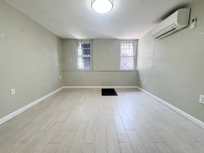 Building Photo - 10916 Woodley Ave