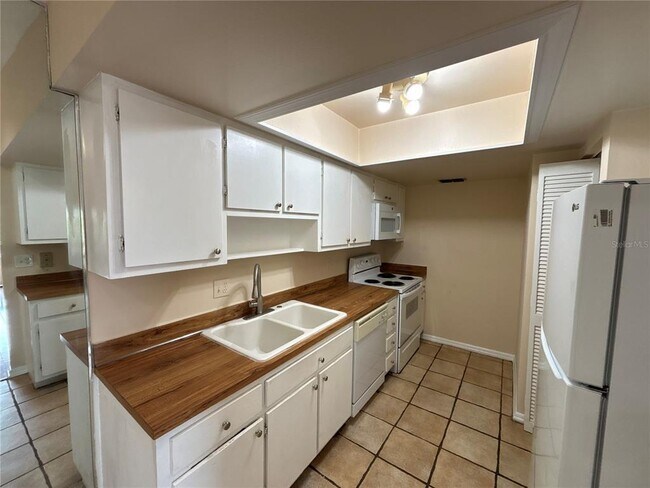 Building Photo - 5169 Vineland Rd
