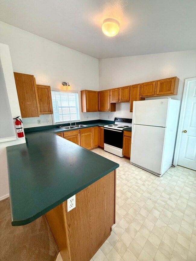 Foto del edificio - 3 Bedroom Available JUNE 2026;  Monthly re...