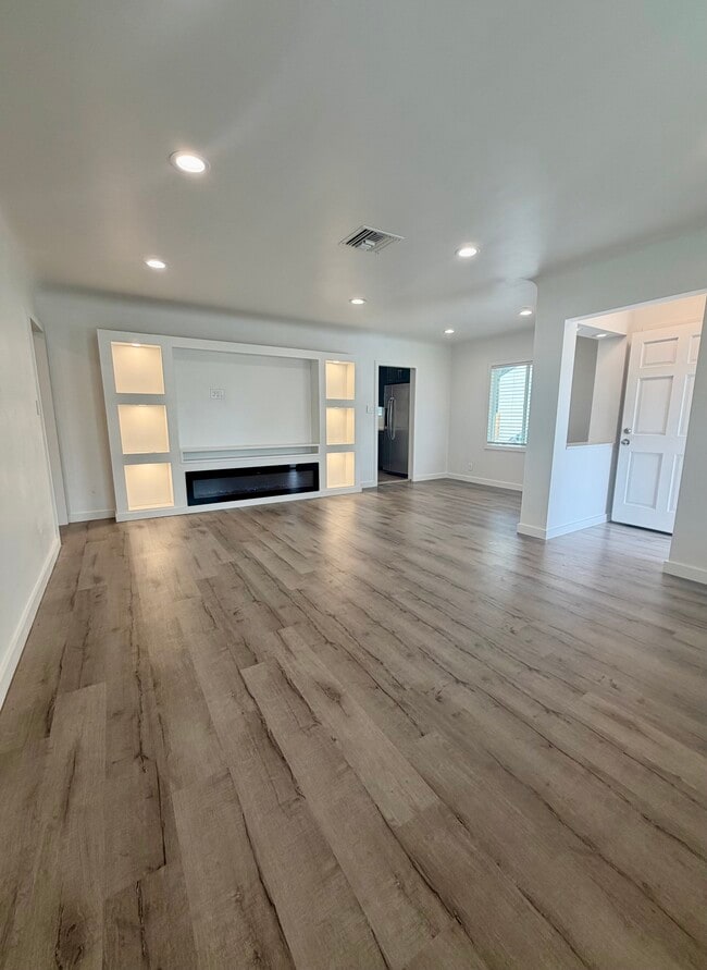 Foto del edificio - 4225 Tuller Ave