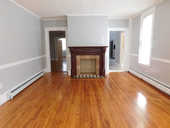 Building Photo - 11 Maple Pl