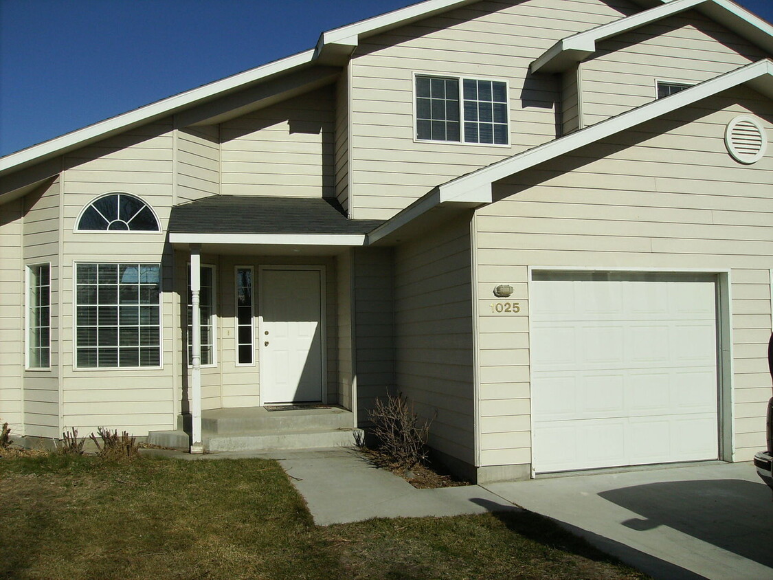 Primary Photo - Waterfront home w/Large Dock