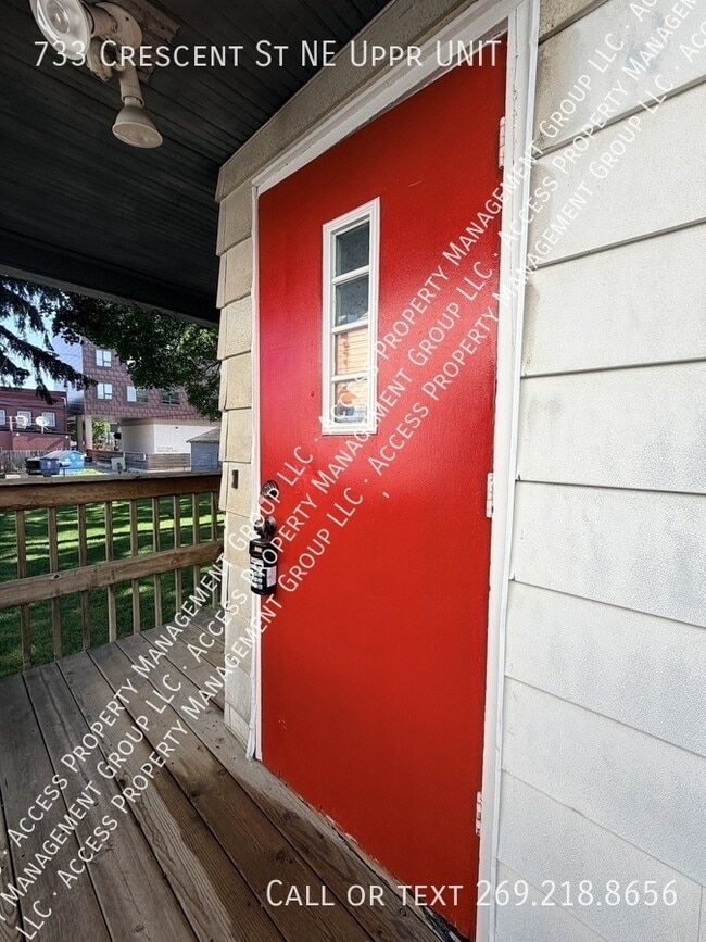 Building Photo - 733 Crescent St NE