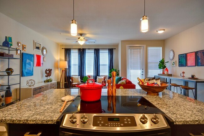 Building Photo - Its Always Sunny In South Congress. 2 BR