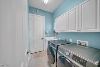 Building Photo - 7672 Sussex Ct