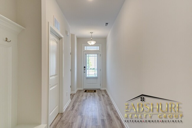 Building Photo - 704 Creekway Dr