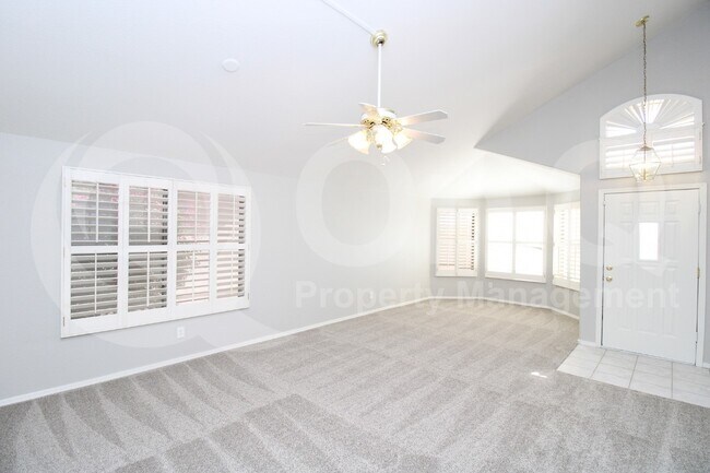 Building Photo - 606 E Cathy Dr