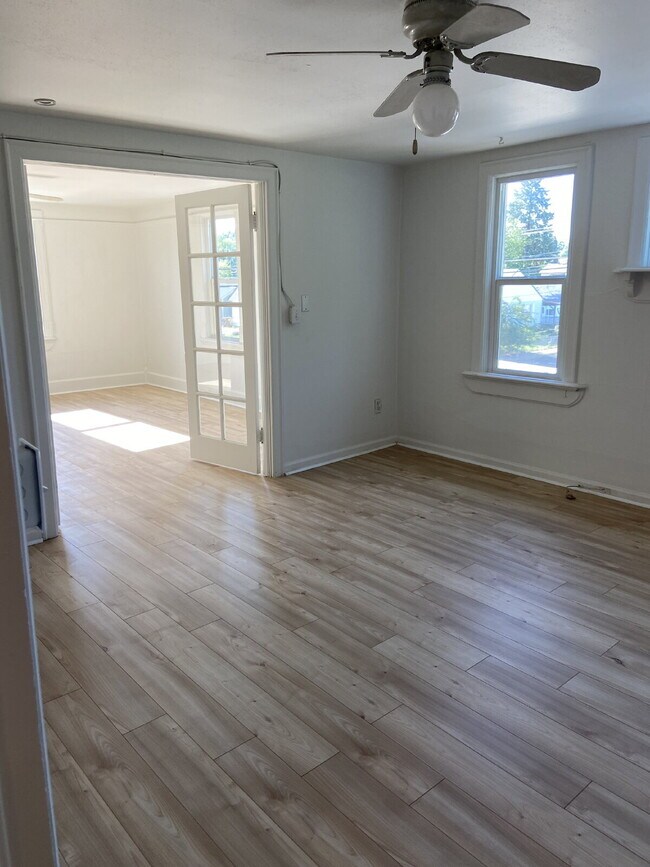 Foto del edificio - Spacious 3 bed 1 bath, bright & cheery apa...