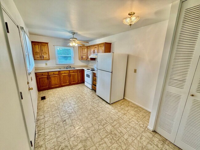 Foto del edificio - 3 Bedroom 1 Bathroom - Pictures Coming Soon!
