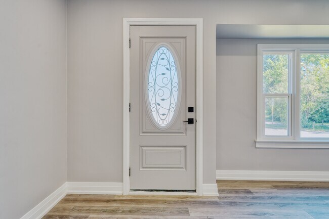 Photo du bâtiment - Spacious 3-Bedroom Main Floor Unit in King...