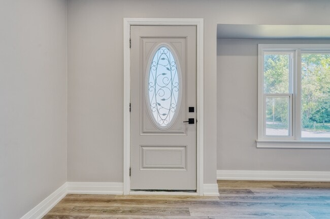 Building Photo - Spacious 3-Bedroom Main Floor Unit in Kingston – All Utilities & Parking Included!