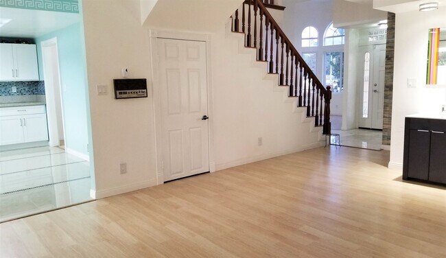 Foto del edificio - 4 Bedrooms, 3 Baths, 2,809 sq. ft. Home in Canoga Park