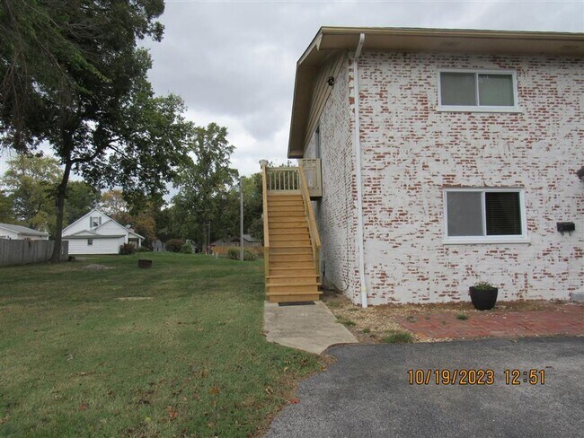 Building Photo - 113 E Apple St