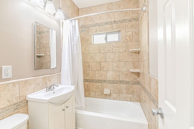 Building Photo - 1324 N Peterson Ave