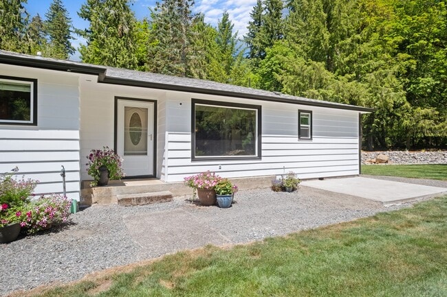 Foto del edificio - Rare Home on Creek Front Property!