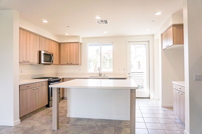Building Photo - Beautiful 4 bed/3.5 bath Orange Home