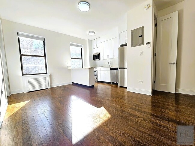 Building Photo - AMAZING GREENWICH VILLAGE 2 BEDROOM - WON'...