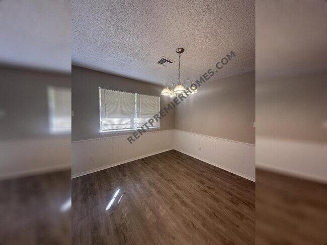 Building Photo - 1834 Burnt Oak St