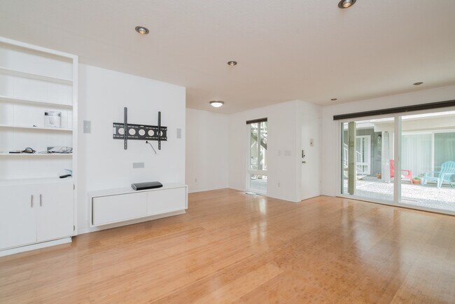 Foto del edificio - Beautiful Del Mar Condo  Beach Living in D...