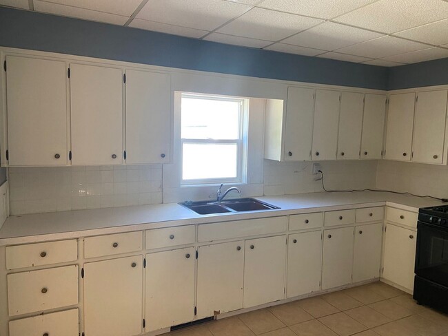 Building Photo - 2 br, 1 bath House - 102 5th Street NW